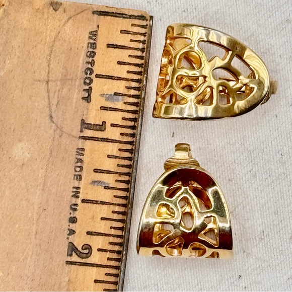 Vintage Clip On Gold-Tone Earrings - Picture 5 of 5